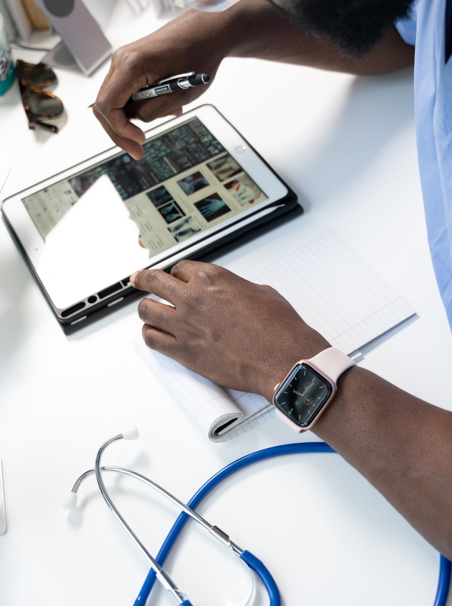 Médico revisando estudios en una tablet